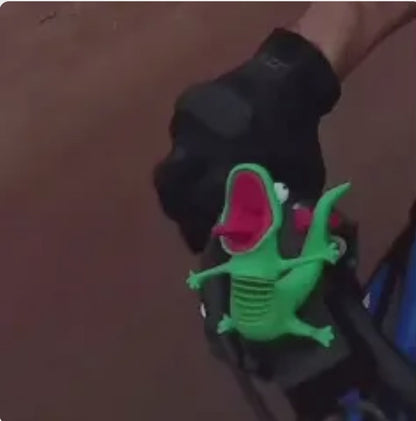 Wobbling lizard motorcycle